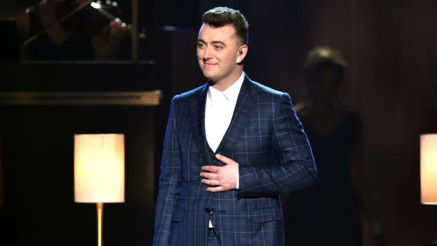 Ο Sam Smith σε σκηνή με μπλε καρό κοστούμι