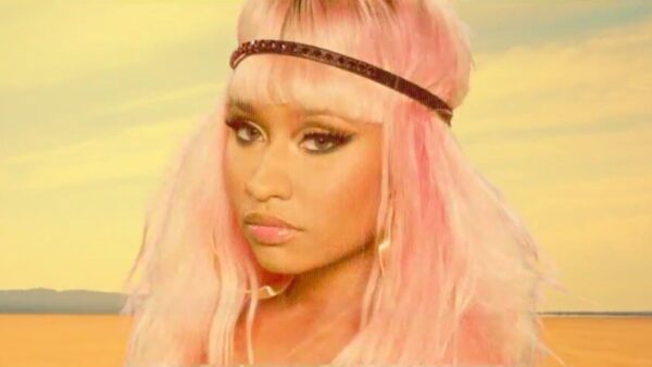 Με ροζ μαλλιά η Nicki Minaj Brings στο video του ‘Hey Mama’ !