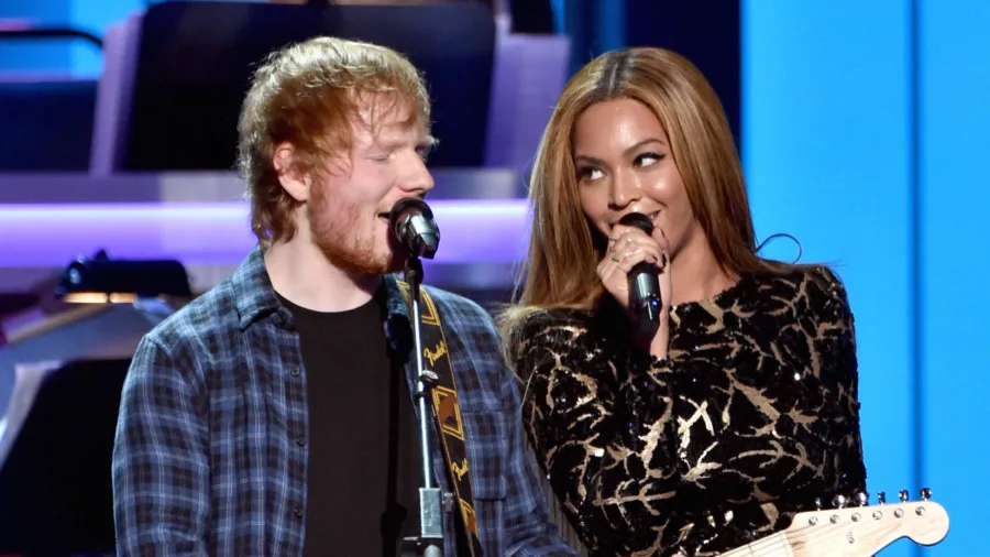 Ο Ed Sheeran και η Beyonce τραγουδούν μαζί στη σκηνή.