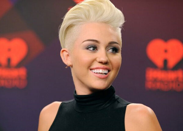 Miley Cyrus και Zoe Kravitz χορεύουν σχεδόν γυμνές σε video clip! Δείτε τις