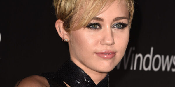 Πάλι προκαλεί: Δείτε τη Miley Cyrus γυμνή με τη…γάτα της!