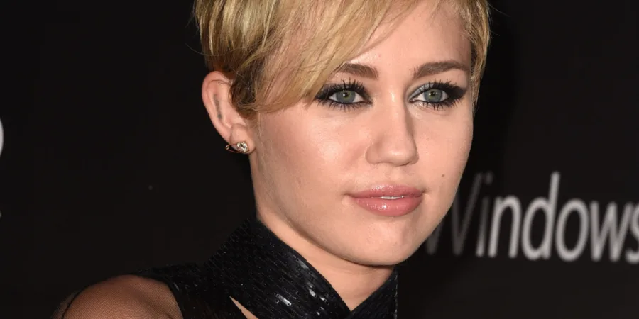 Η Miley Cyrus στο amfAR LA Inspiration Gala στο Χόλιγουντ, φορώντας μαύρο αποκαλυπτικό φόρεμα Tom Ford.