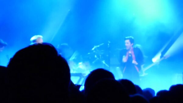 O Brandon Flowers τραγουδά New Order (vid)
