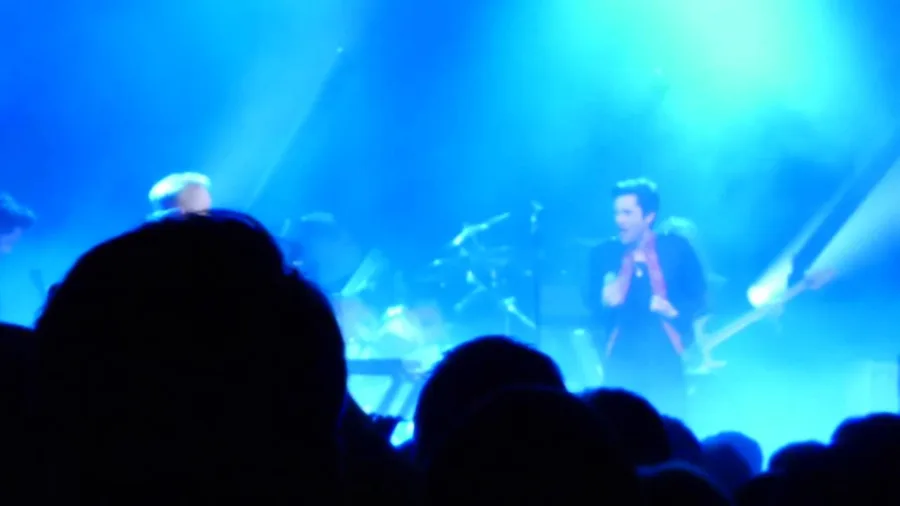 Ο Brandon Flowers στη σκηνή με τους New Order.