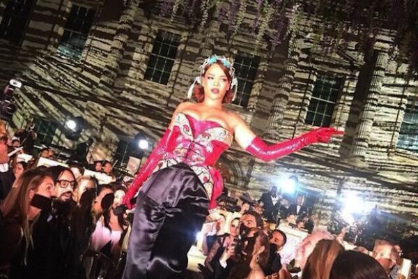 Δείτε την Rihanna να ερμηνεύει το νέο της κομμάτι στο Met Gala!