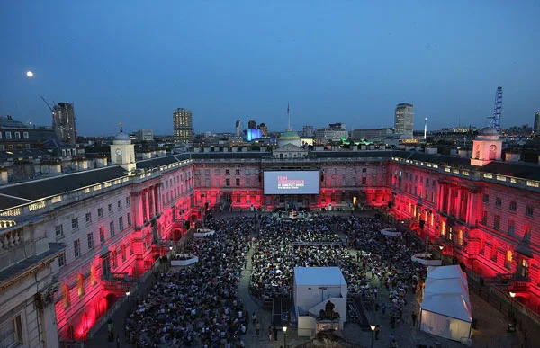 Θερινό σινεμά στο Somerset House του Λονδίνου.