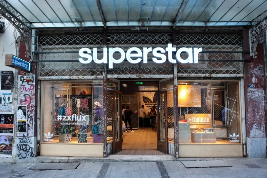 Εξωτερική άποψη του καταστήματος adidas Superstar Store στην Αθήνα.