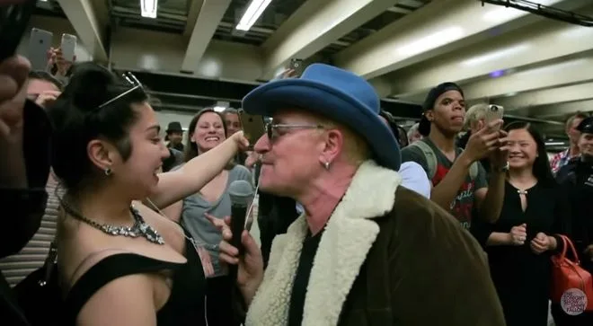 Ο Bono των U2 μεταμφιεσμένος στο μετρό της Νέας Υόρκης.