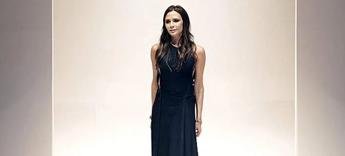 Η Victoria Beckham σε πασαρέλα με μαύρο φόρεμα