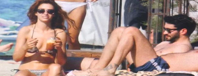 Η Ελένη Φουρέιρα και ο Σπυράγγελος Λυκούδης στην παραλία.