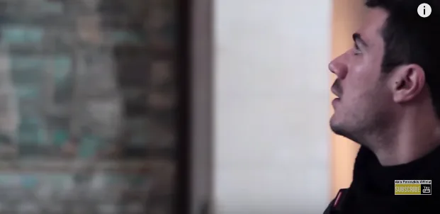 Προφίλ του Άκη Πετρετζίκη σε εσωτερικό χώρο.