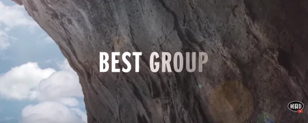 Τίτλος Best Group σε φόντο βράχου για τα Mad Video Music Awards 2015.
