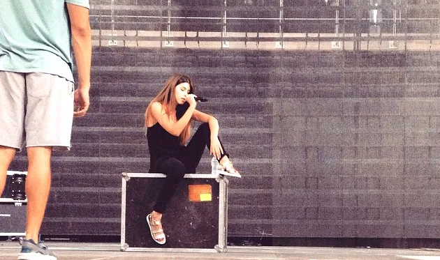 Τραγουδίστρια σε πρόβες για τα MAD VMA 2015.