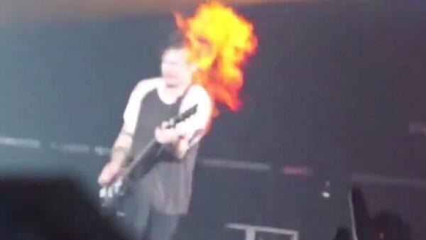 Φωτιά πήρε ο κιθαρίστας των 5 Seconds of Summer στην σκηνή! Δείτε το απίστευτο video