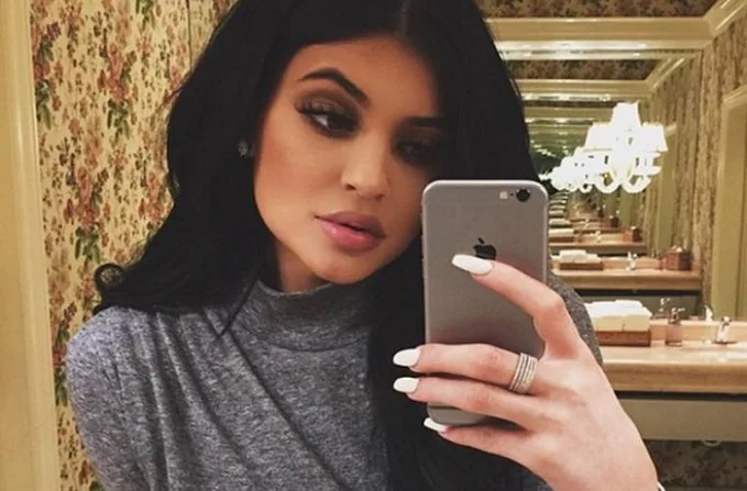 Η Kylie Jenner βγάζει selfie στον καθρέφτη