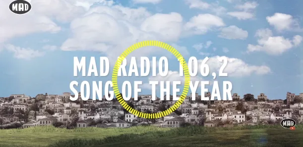 Γραφικό Mad Radio 106,2 Song of the Year με φόντο πανοραμική άποψη πόλης.