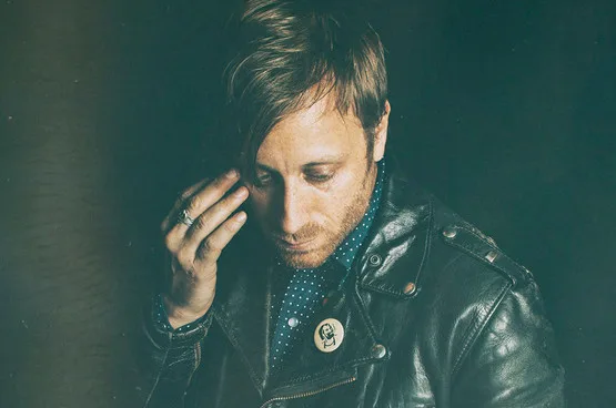 Ο Dan Auerbach των Black Keys με δερμάτινο μπουφάν και πουκάμισο.