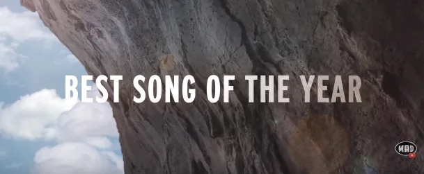 Τίτλος Best Song of the Year σε φόντο βράχου και ουρανού για τα Mad VMA 2015.
