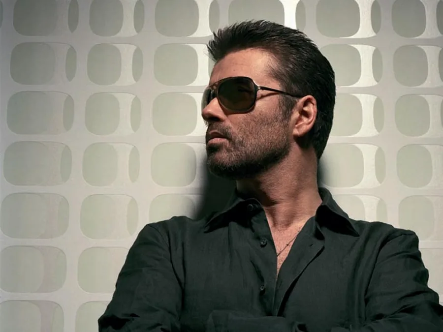 Ο George Michael με γυαλιά ηλίου και μαύρο πουκάμισο.