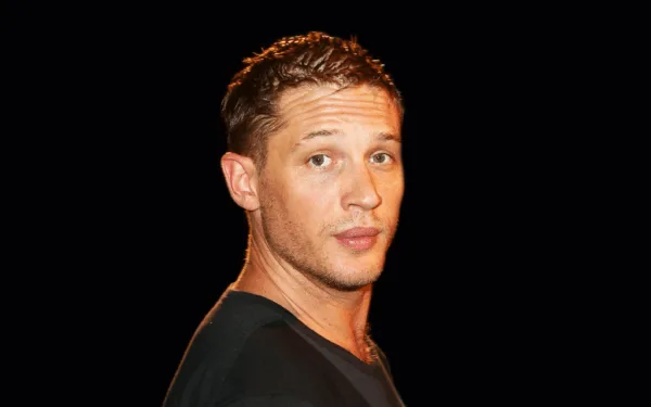 Ο ηθοποιός Tom Hardy σε κοντινό πλάνο.