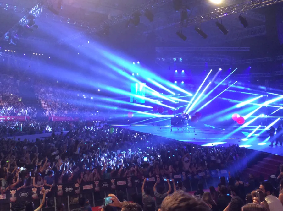 Άποψη της σκηνής και του κοινού στα MAD VMA 2015.