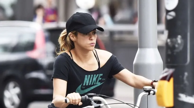 Η Shakira κάνει ποδήλατο στο Βερολίνο