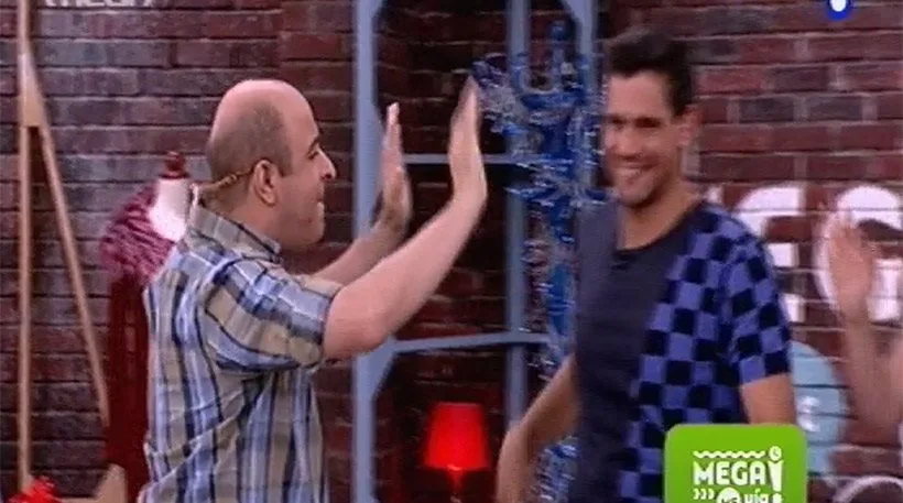 Ο Μάρκος Σεφερλής και ο Δημήτρης Ουγγαρέζος δίνουν high five στο πλατό της εκπομπής Mega με μία.