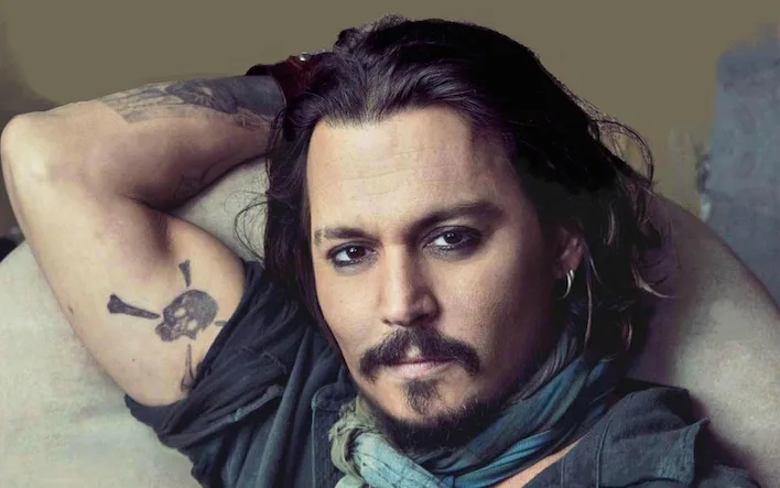 Ο Johnny Depp με τατουάζ στο χέρι και μαντήλι στον λαιμό.