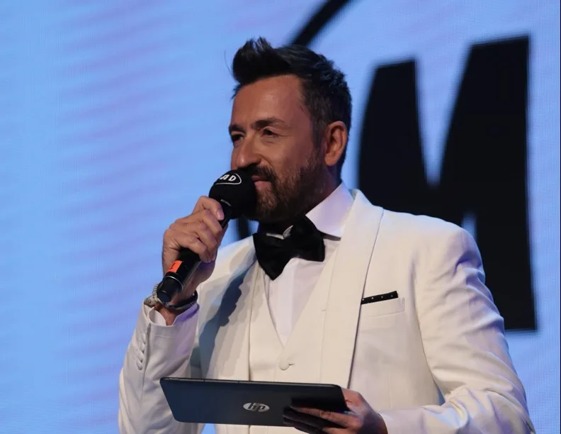 Ο Θέμης Γεωργαντάς στη σκηνή των MAD VMA 2015.