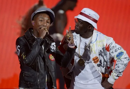Ο Pharrell Williams και ο Puff Daddy στη σκηνή των βραβείων BET.