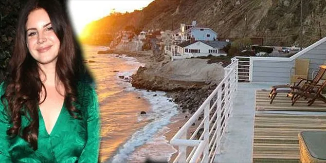 Η Lana Del Rey δίπλα σε φωτογραφία από το νέο της σπίτι στο Malibu.