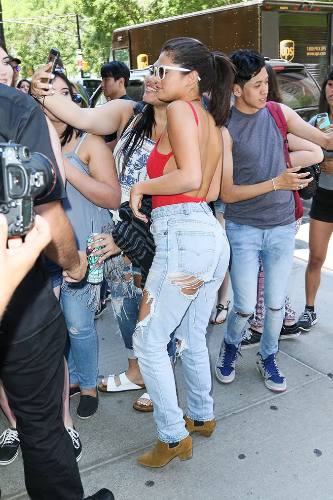 Selena-Gomez-in-Ripped-Jeans-3