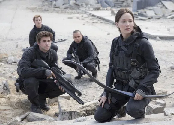 Η Jennifer Lawrence και ο Liam Hemsworth σε σκηνή από την ταινία The Hunger Games: Mockingjay – Part 2.