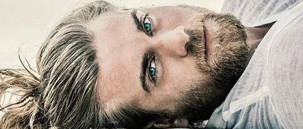 Κοντινό πλάνο του Brock O’Hurn με μακριά μαλλιά και μούσια.