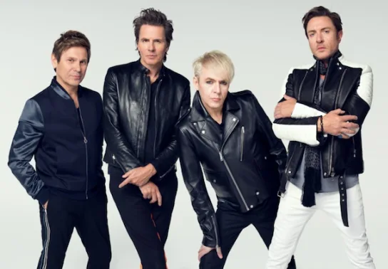 Το συγκρότημα Duran Duran ποζάρει με δερμάτινα τζάκετ σε λευκό φόντο.