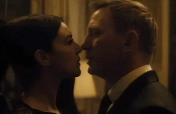 Ο Daniel Craig και η Monica Bellucci σε κοντινό πλάνο από την ταινία James Bond Spectre.
