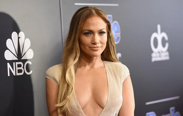 Η Jennifer Lopez σε εκδήλωση με φόντο το λογότυπο του NBC.