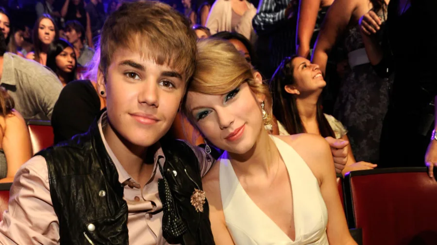 Ο Justin Bieber και η Taylor Swift σε εκδήλωση βραβείων.
