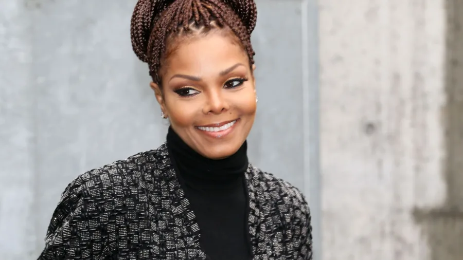 Η Janet Jackson με πλεξούδες και μαύρο ζιβάγκο.