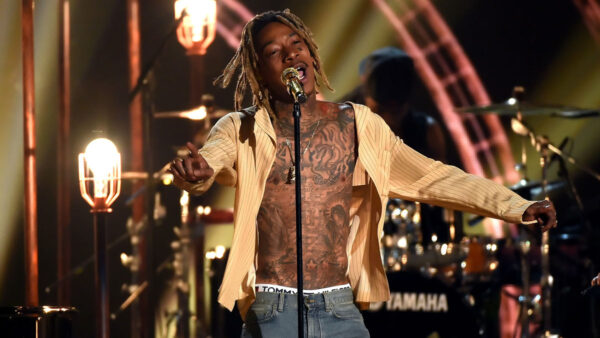 Ο Wiz Khalifa τα κάνει όλα στο νέο του video clip
