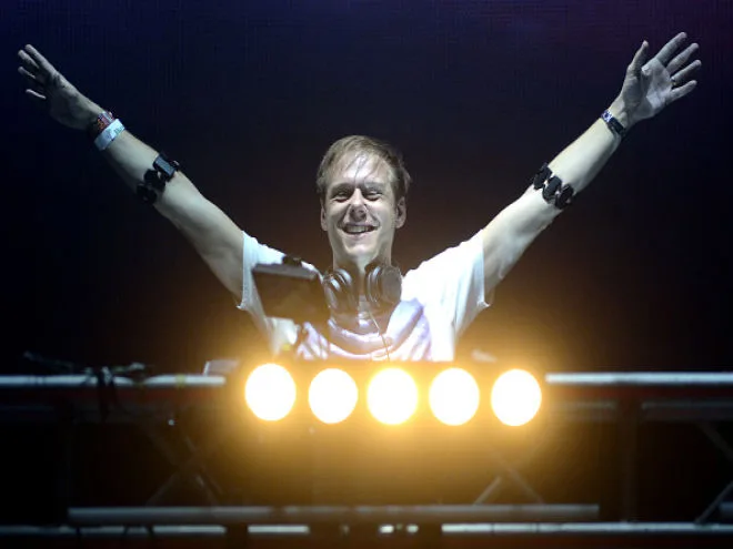 Ο Armin van Buuren σε σκηνή με υψωμένα χέρια