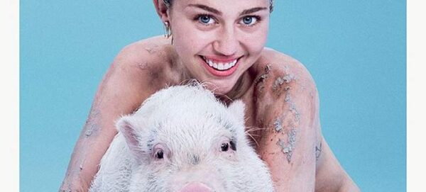 Γειά σου βρε Miley Cyrus! Γυμνή, αγκαλιά με το …γουρουνάκι της