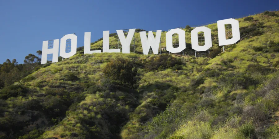 Η επιγραφή Hollywood Sign στους λόφους του Χόλιγουντ, στο πλαίσιο άρθρου για κινηματογραφικά λάθη.