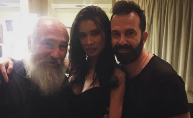 Ο Τζίμης Πανούσης και η Πάολα σε κοινή φωτογραφία.