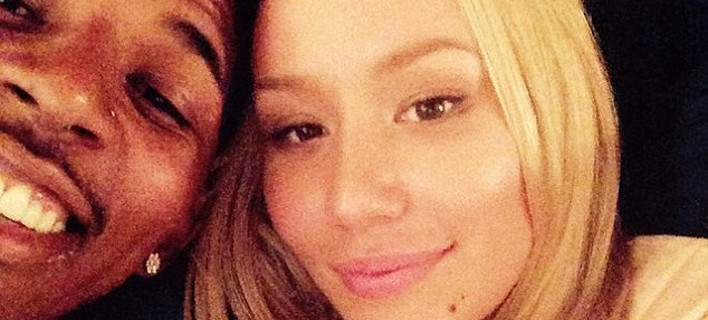 Η Iggy Azalea και ο Nick Young σε κοντινή φωτογραφία.