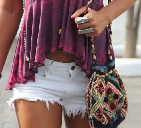 Καλοκαιρινό boho look με λευκό σορτς και εμπριμέ τοπ