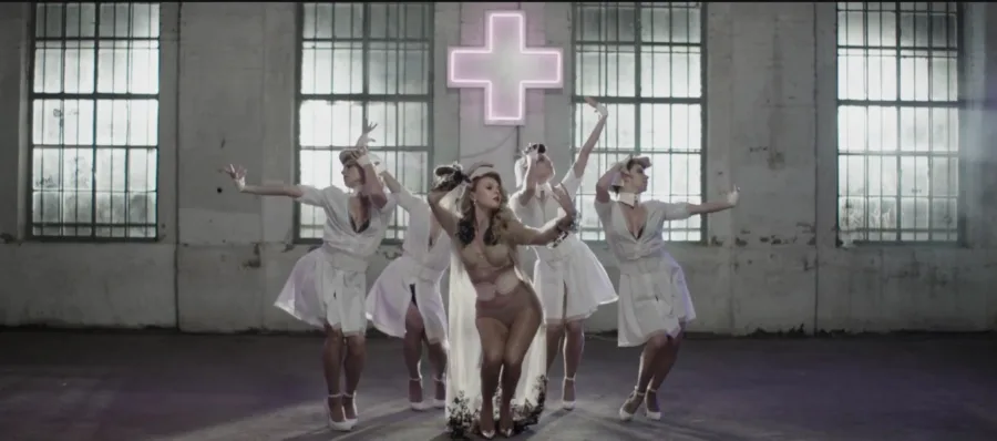 Η Τάμτα και χορεύτριες σε σκηνή από το video clip Unloved.