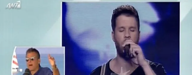 Ο Γιώργος Λιάγκας σε παράθυρο και ένας τραγουδιστής στη σκηνή του The Voice.