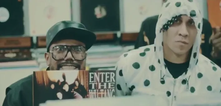 Ο will.i.am και ο Taboo των The Black Eyed Peas σε δισκοπωλείο.