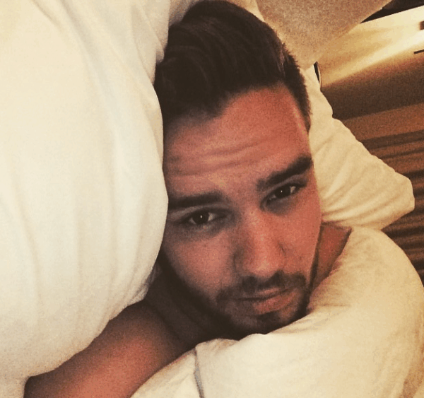 O Liam Payne τραγουδάει στο μπάνιο του και τρελαίνει τις fans !